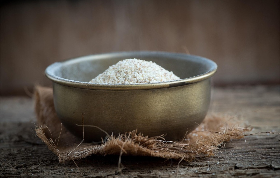 Além das mais conhecidas, há sêmolas feitas de outros cereais, como cevada e trigo-sarraceno. Essas versões são menos comuns, mas ampliam as possibilidades culinárias. Cada uma apresenta características próprias de sabor e textura.