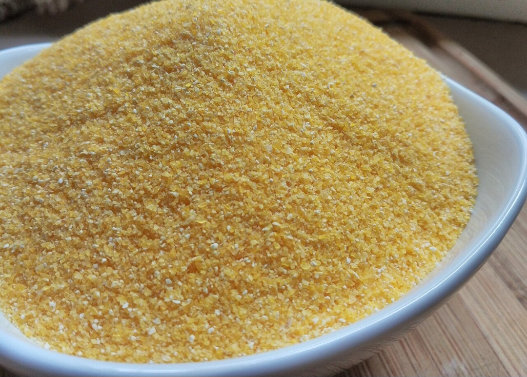  A sêmola de milho é bastante comum, embora muitas vezes receba outros nomes, como fubá mais grosso. Sua textura granulada é ideal para receitas como polenta e alguns pratos tradicionais. Ela tem sabor suave e cor amarelada característica.