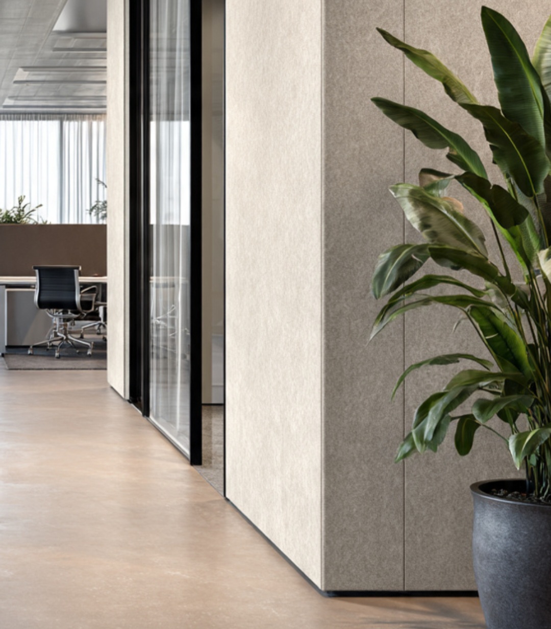 Além do uso em móveis, a fórmica também pode ser aplicada em painéis, divisórias e até superfícies verticais. Em ambientes comerciais, é comum em restaurantes e consultórios por sua resistência e facilidade de higienização. Outro ponto importante é a variedade de acabamentos, que vão do brilho intenso ao fosco mais discreto. Isso amplia ainda mais suas possibilidades de uso.