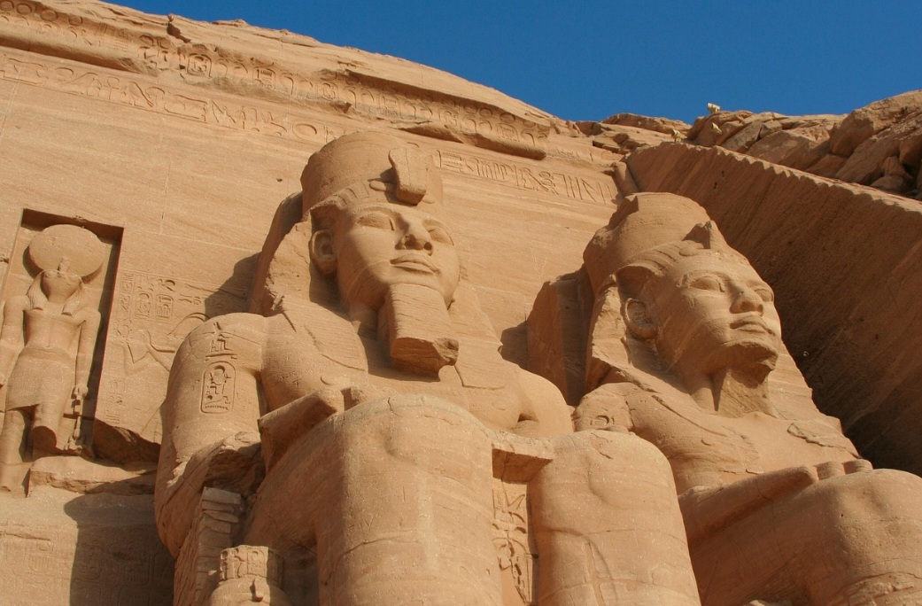 As fachadas dos templos foram talhadas diretamente na rocha, criando esculturas que se integram à paisagem desértica e impressionam pela escala. A precisão no alinhamento e na proporção das figuras revela o domínio técnico dos artesãos egípcios. A arquitetura monumental transmite a ideia de eternidade e poder divino, reforçando o prestígio dos faraós.