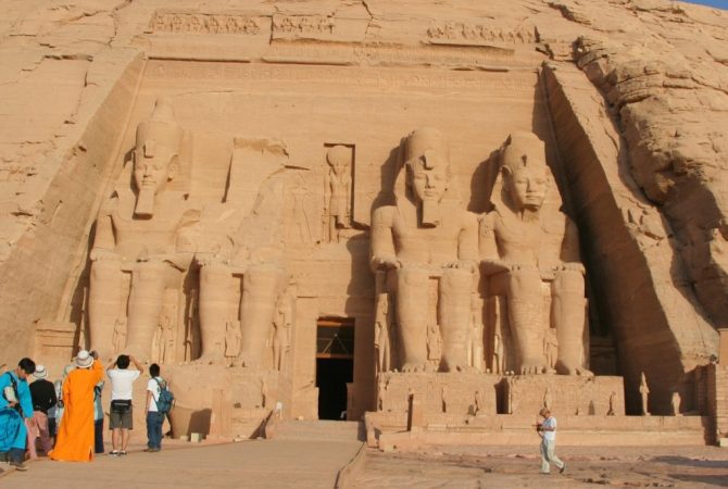 A maravilha de Abu Simbel: templos esculpidos direto na rocha