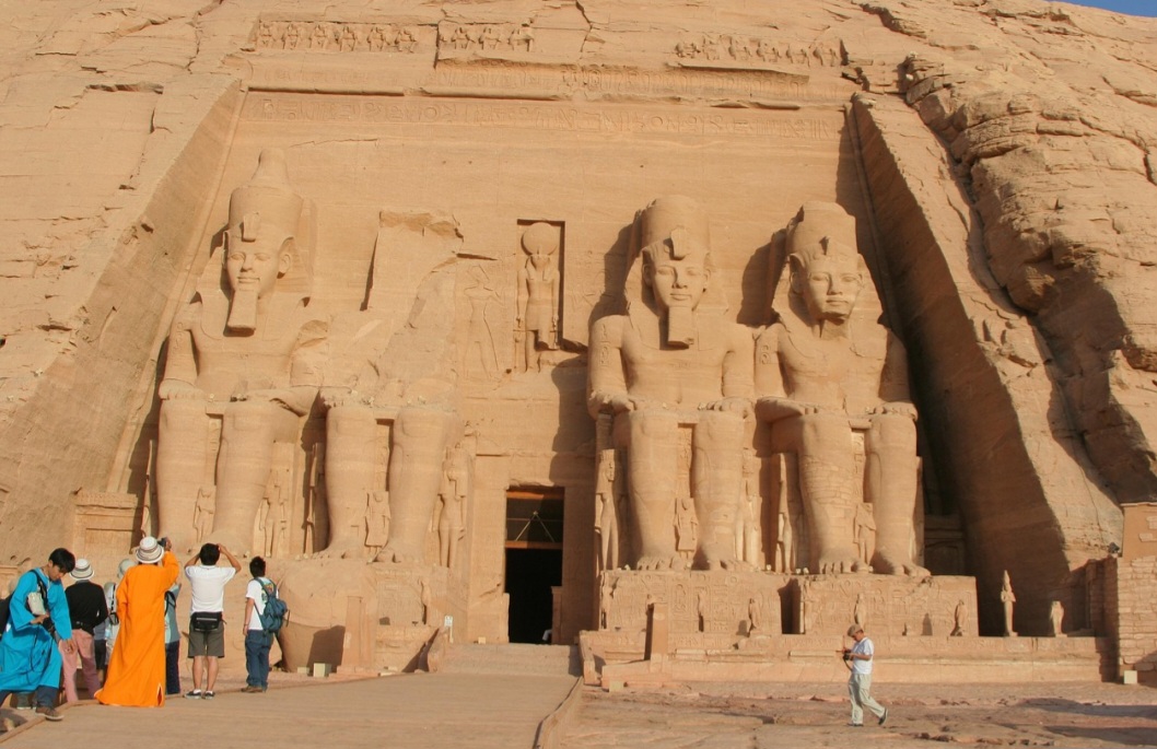 Abu Simbel é uma das maravilhas mais impressionantes do Egito Antigo, localizada às margens do Lago Nasser, no sul do país. Construído por Ramsés II no século 13 a.C., o complexo de templos celebra vitórias militares e a devoção aos deuses. As colossais estátuas esculpidas na fachada principal impressionam pela escala e pela perfeição artística. O local também guarda o Templo de Nefertari, dedicado à rainha favorita do faraó. A grandiosidade de Abu Simbel reflete poder político e espiritual, tor -  (crédito: Pixabay)
