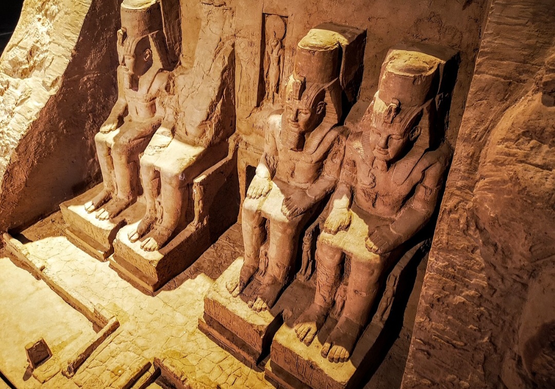 O Templo Maior de Abu Simbel foi erguido em homenagem ao faraó Ramsés 2º e aos deuses Amon, Ra-Horakhty e Ptah, destacando sua força e divindade perante o povo. Quatro estátuas gigantes do faraó guardam a entrada, transmitindo imponência e eternidade em cada detalhe esculpido na rocha. O interior apresenta salas decoradas com relevos que narram batalhas e rituais religiosos, reforçando a imagem de Ramsés como líder supremo e protetor do Egito.