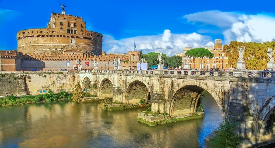 O Castel Sant'Angelo foi construído no século II como mausoléu do imperador Adriano. Com o tempo, tornou-se fortaleza e refúgio dos papas, ligado ao Vaticano por uma passagem secreta. Hoje funciona como museu e mirante, oferecendo uma das vistas mais marcantes de Roma.