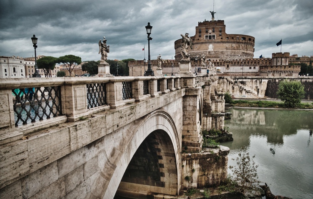 A herança romana está presente no direito, na engenharia e na arquitetura. Estradas, aquedutos e edifícios públicos construídos há séculos ainda inspiram projetos atuais. O chamado direito romano, por exemplo, serve de base para diversos sistemas jurídicos contemporâneos.