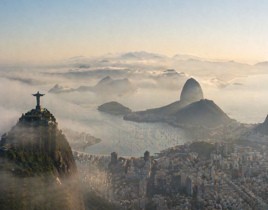 Locais costeiros frequentemente apresentam névoa leve devido à umidade do ar. No Rio de Janeiro, por exemplo, é possível observar esse efeito em algumas manhãs próximas ao mar.