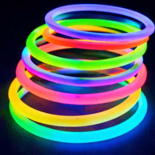 A fluorescência ocorre quando um material absorve luz e a reemite quase instantaneamente. Isso significa que ele só brilha enquanto está sendo iluminado, especialmente por luz ultravioleta. Ao desligar a fonte, o brilho desaparece imediatamente, sem transição.