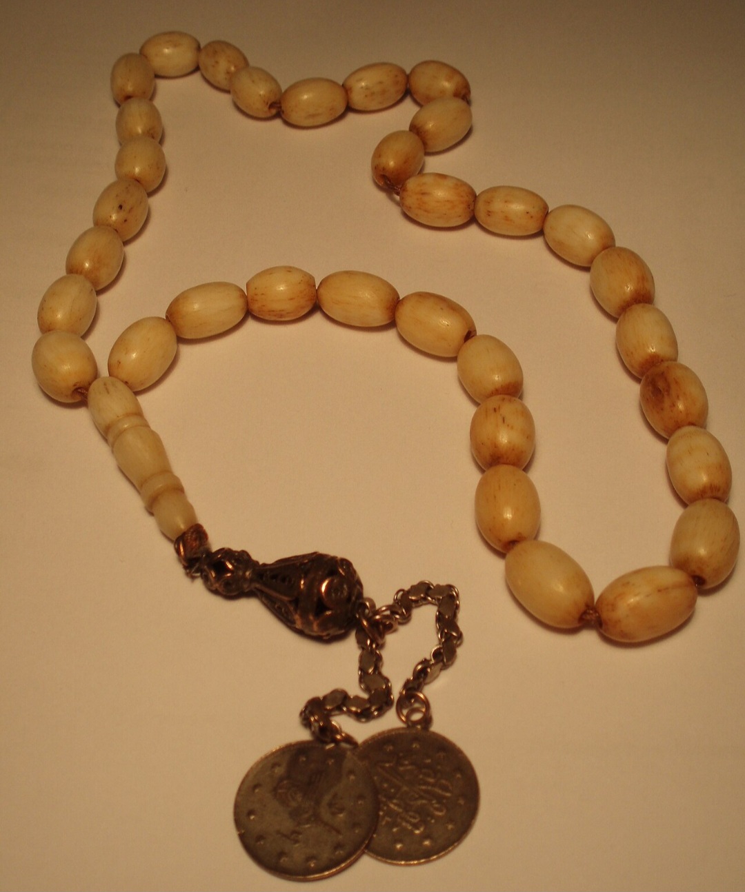 No islamismo, há o uso do misbaha, um cordão de contas para repetição de nomes de Deus.
Ele costuma ter 33 ou 99 contas, associadas aos nomes de Deus no Islamismo. Seu uso ajuda na concentração e na disciplina espiritual. É comum em práticas individuais e também em momentos de devoção cotidiana.