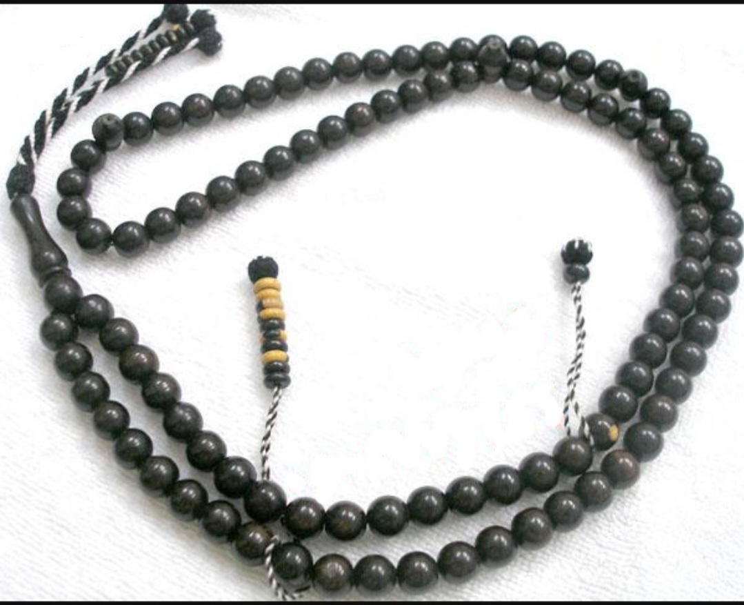 Assim como o terço, o misbaha funciona como um guia físico para a repetição das orações. A prática é conhecida como dhikr, que consiste na lembrança constante de Deus. Apesar das diferenças teológicas, há semelhança na função meditativa. O foco está na conexão espiritual por meio da repetição.