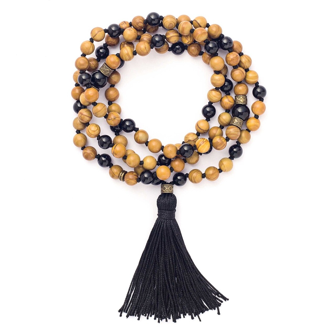 No hinduísmo e no budismo, o japamala cumpre função parecida, auxiliando na concentração durante mantras. Geralmente possui 108 contas, número simbólico nessas culturas. Ele é utilizado para a repetição de mantras durante práticas meditativas. Seu objetivo é ajudar na concentração e no equilíbrio mental.
