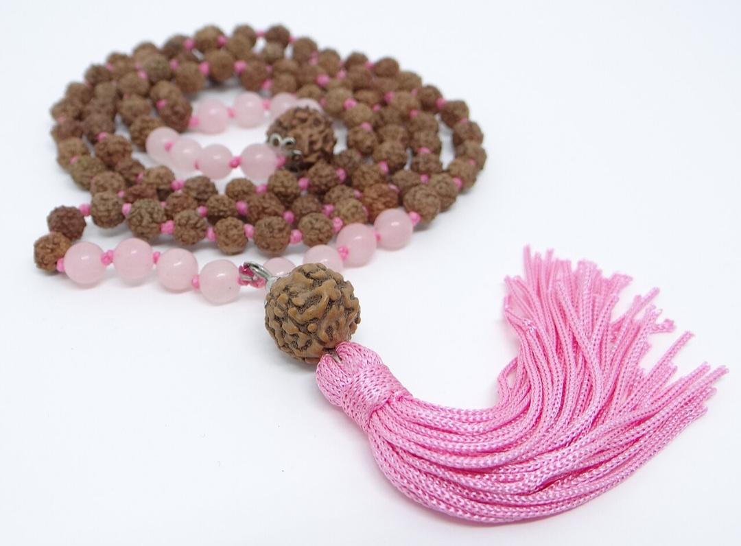 Diferente do terço católico, o japamala está mais ligado à meditação do que à oração estruturada. Ainda assim, cumpre função semelhante ao organizar a repetição das palavras sagradas. Seu uso é comum tanto em práticas religiosas quanto espirituais. Ele também se tornou um símbolo cultural em várias partes do mundo.