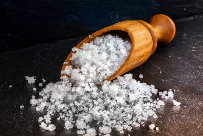 Sal grosso: para que serve de verdade além das crenças populares