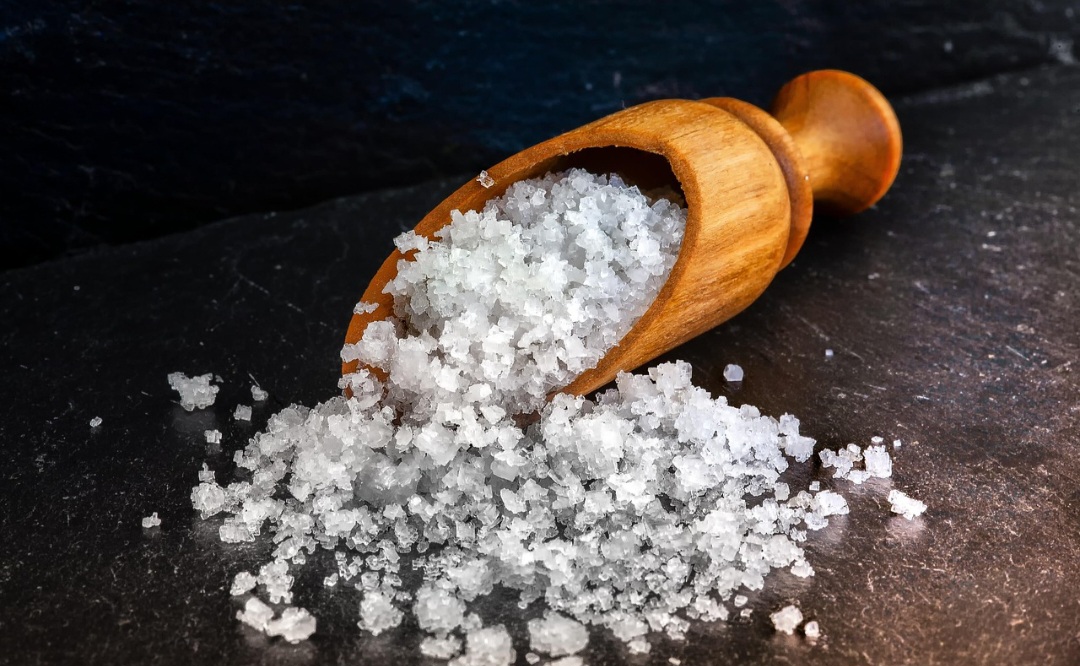 Sua composição simples esconde funções importantes no dia a dia. Entender para que ele realmente serve ajuda a separar tradição de uso real. Veja as utilidades do sal grosso.