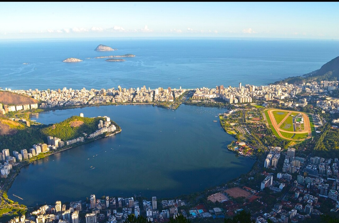 Já a lagoa é, em geral, menor e mais rasa, com águas mais tranquilas e menos volume. Muitas lagoas se formam em áreas planas, onde a água se acumula naturalmente. Em regiões costeiras, podem surgir separadas do mar por faixas de areia. Na foto, Lagoa Rodrigo de Freitas no Rio de Janeiro. 