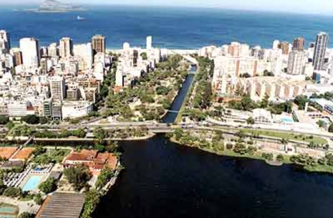 Em áreas litorâneas, as lagoas podem se conectar ao mar em determinados períodos. Esse tipo é chamado de lagoa costeira ou laguna, como a Lagoa de Freitas (foto). Nesses ambientes, a água pode ser salobra, misturando características de água doce e salgada.