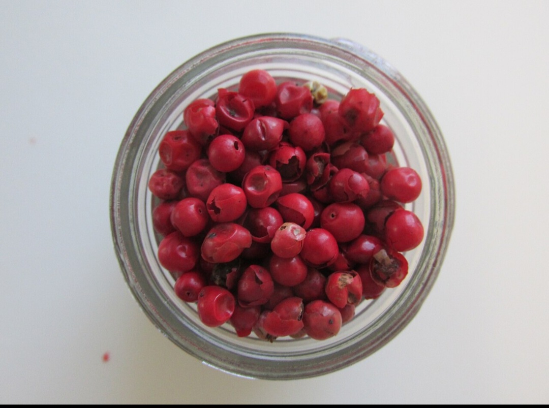 A pimenta rosa se destaca mais pelo perfume do que pela força. Seu uso é indicado para pratos delicados, como aves, frutos do mar e até sobremesas.