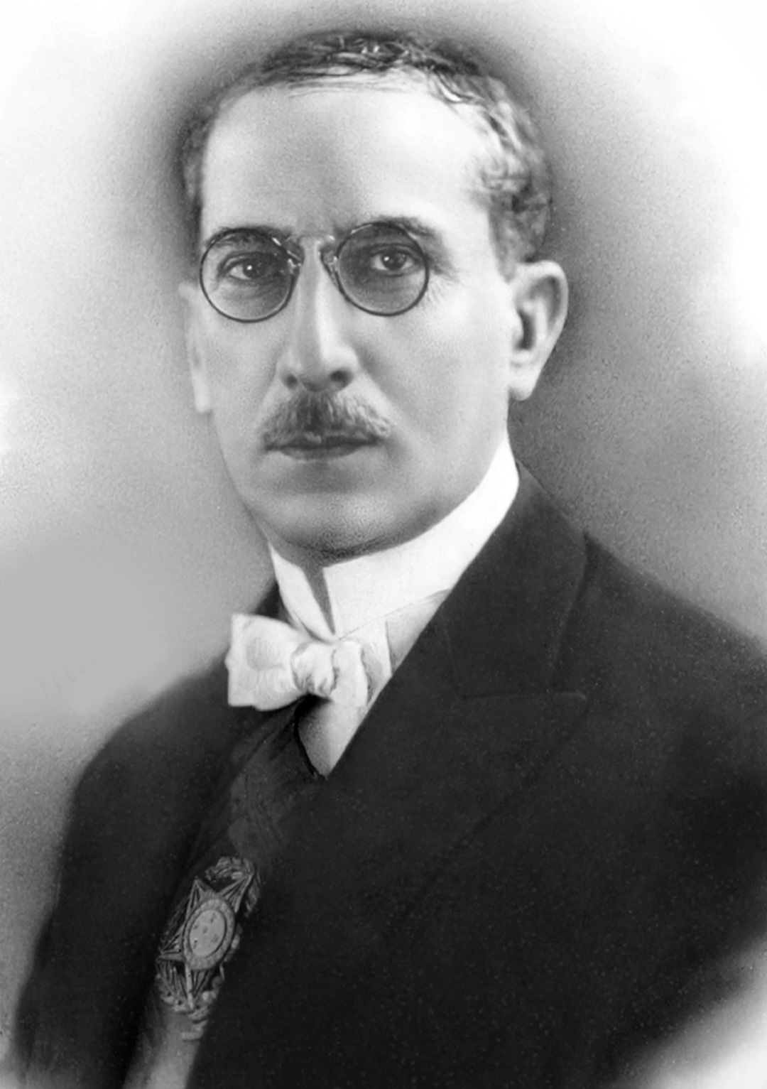 No Brasil, a data começou a ser celebrada ainda no início do século XX, com manifestações e greves operárias. Em 1924, o governo de Artur Bernardes (foto) oficializou o 1º de maio como feriado, em homenagem aos trabalhadores.