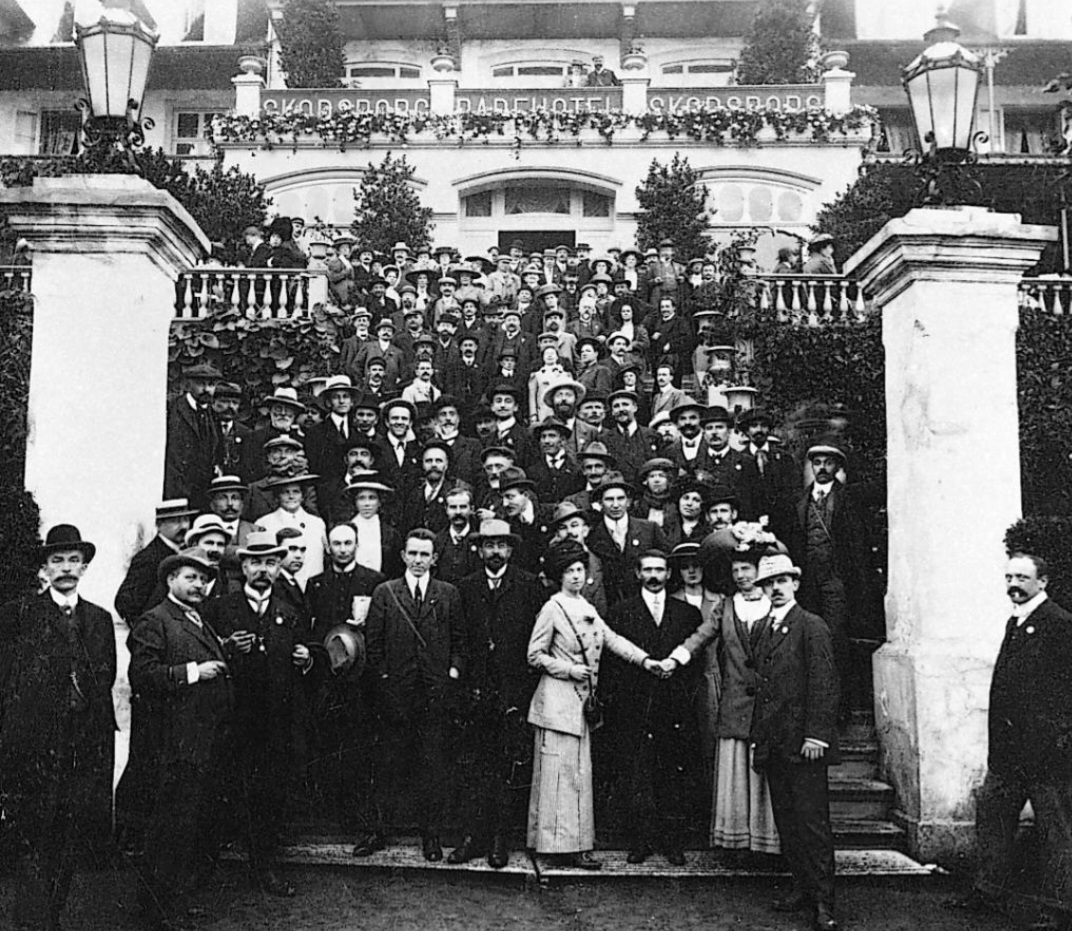 Em 1889, a Segunda Internacional Socialista decidiu instituir o 1º de maio como um dia internacional de mobilização dos trabalhadores. A ideia era homenagear os que morreram nos protestos e reforçar a luta por direitos, como a jornada de oito horas. 