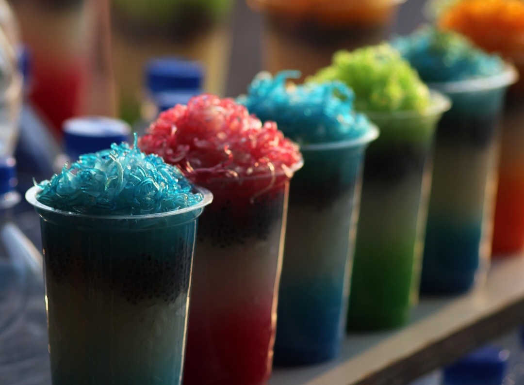 A falooda tem raízes históricas ligadas ao período mogol na Índia, quando sobremesas elaboradas eram valorizadas como expressão de luxo e cultura. Com o tempo, aliás, a bebida se espalhou por diferentes regiões do continente asiático, ganhando adaptações locais que reforçam sua identidade plural e mostram como tradições se reinventam. 