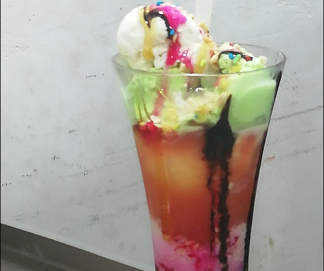 Cada região adapta a falooda com ingredientes locais, como frutas frescas, sorvete ou diferentes xaropes, criando versões únicas e criativas. Essas variações mostram como a bebida se reinventa sem perder sua essência, mantendo o vínculo com tradições culturais e costumes familiares. A diversidade reforça o caráter versátil e inclusivo da falooda, que se molda ao gosto de cada comunidade.