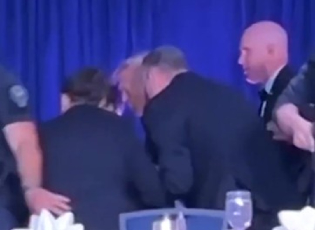 O presidente Donald Trump foi retirado imediatamente pelos seguranças. Evidências colhidas pelos investigadores sobre Cole Allen incluem um manifesto detalhado, em que  ele listava membros do governo Trump como alvos de um plano premeditado.