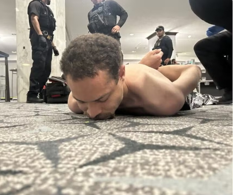 Diferentemente de casos que ocorreram anteriormente, o atirador foi imobilizado vivo pelos agentes de segurança e detido imediatamente após o início do ataque no hotel.