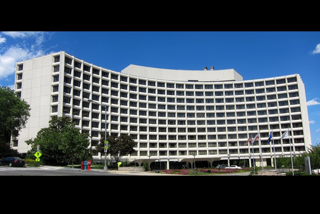 ?O atentado ocorreu na noite de 25 de abril de 2026, no hotel Washington Hilton, durante o tradicional jantar com jornalistas. O atirador tentou invadir o salão principal portando um arsenal que incluía uma espingarda, uma pistola e facas.