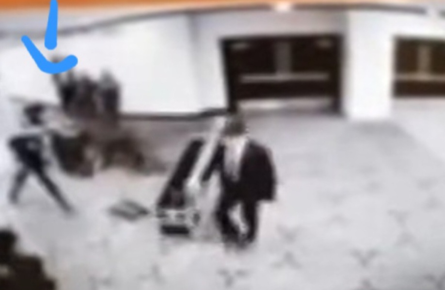 Cole Tomas Allen conseguiu furar o primeiro bloqueio de segurança e efetuou disparos. Um agente do Serviço Secreto foi atingido no peito, mas sobreviveu graças ao uso de um colete à prova de balas.