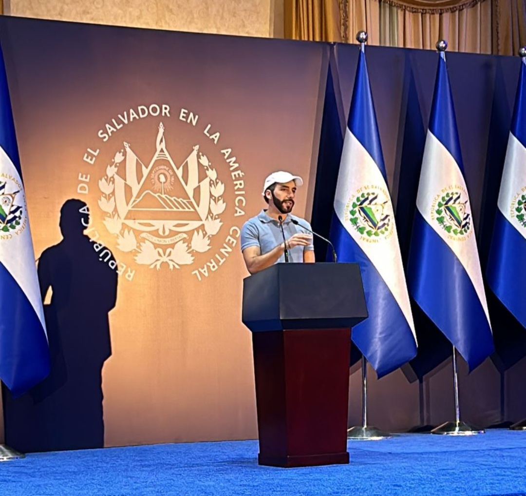 A política de Bukele é vista por apoiadores como responsável por uma queda expressiva nos índices de violência. O país, que já esteve entre os mais perigosos do mundo, registrou forte redução nas taxas de homicídio.