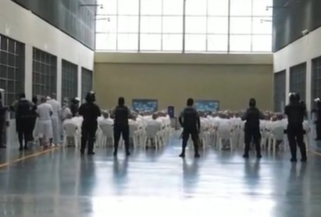 A partir de 2022, o governo iniciou uma ofensiva ampla contra gangues, especialmente a MS-13, após um pico de assassinatos que chocou o país.