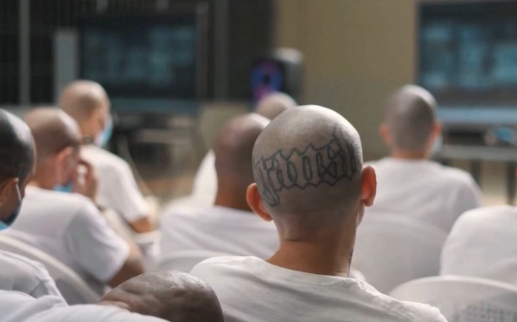 Desde então, mais de 91 mil pessoas foram detidas sob suspeita de ligação com organizações criminosas. Esse número elevou o país a um dos maiores índices de encarceramento do mundo.