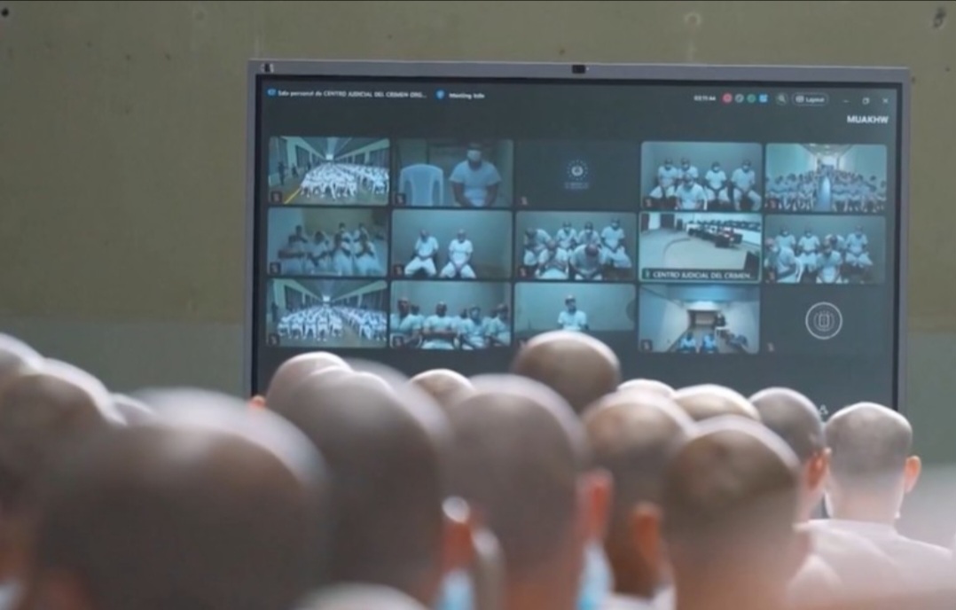 A forma como os processos ocorrem também chama atenção: muitos presos acompanham as audiências por vídeo dentro das prisões, com acesso limitado a advogados