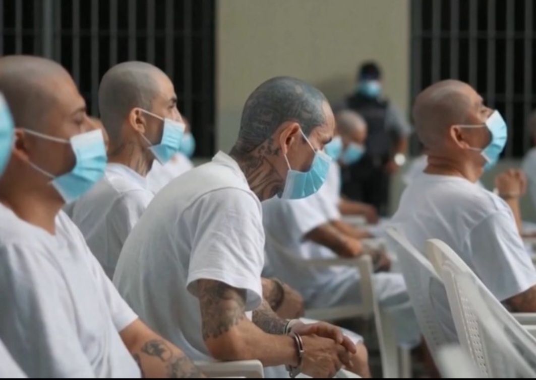 Esses julgamentos em massa foram autorizados por mudanças na legislação que permitem agrupar acusados em um único processo, algo incomum em muitos sistemas judiciais.