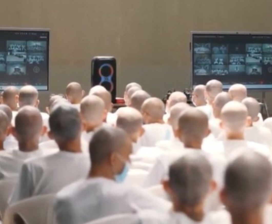 Em El Salvador, na América Central, 486 réus estão sendo julgados de forma coletiva, acusados de participação na gangue MS-13. Eles teriam cometido 47 mil crimes, incluindo homicídio, extorsão e tráfico de drogas, tráfico de armas no período de 2012 a 2022, ano em que o país passou a viver sob estado de exceção implantado pelo presidente Nayib Bukele, que se tornou alvo de controvérsia.  -  (crédito: Reprodução de vídeo TV Globo)