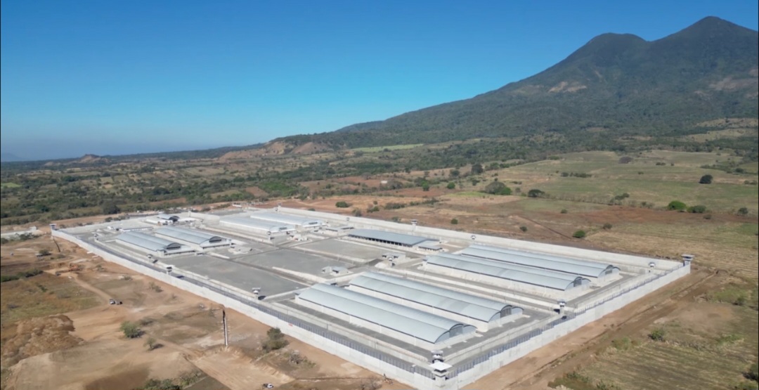 A estratégia incluiu também a construção de grandes presídios de segurança máxima, como o Centro de Confinamento do Terrorismo (CECOT), que virou símbolo da política de linha dura do governo.