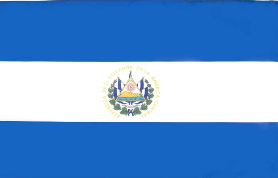 Mesmo diante das críticas internacionais, Bukele mantém alta popularidade interna. Para muitos salvadorenhos, a sensação de segurança obtida com a “limpeza” das gangues justifica as medidas adotadas pelo governo e reflete até um orgulho da nação.