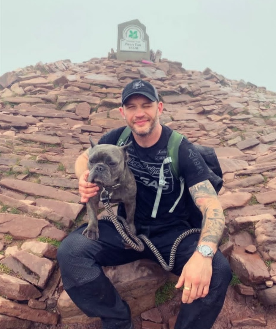 Após anos de transformações físicas extremas para seus papéis, o ator admitiu que seu corpo chegou ao limite do cansaço. Ele sente que agora é o momento ideal para priorizar sua saúde e passar mais tempo com sua família.