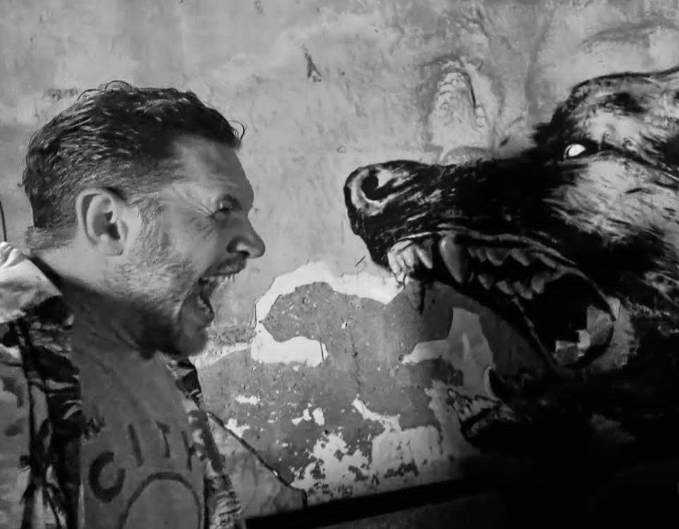 No entanto, o início de sua vida adulta foi conturbado por lutas severas contra a dependência química e problemas de comportamento. Superar esses obstáculos pessoais foi fundamental para que ele conseguisse focar em sua evolução como artista dramático.