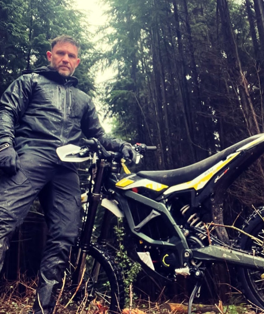 Esta pausa anunciada marca um ponto de reflexão em uma trajetória que sempre foi pautada pela entrega total ao trabalho. Hardy explicou que o desgaste acumulado em décadas de atuação exige um descanso prolongado para sua plena recuperação.