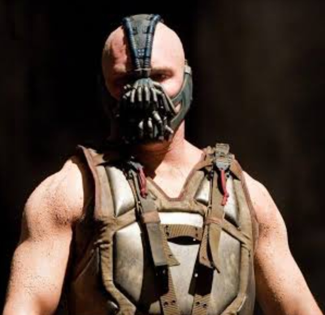 Como o vilão Bane em 