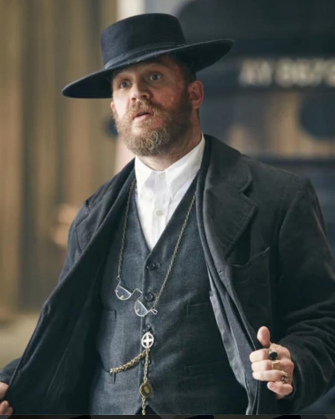 Hardy também brilhou na televisão, especialmente como o excêntrico e perigoso Alfie Solomons na aclamada série 