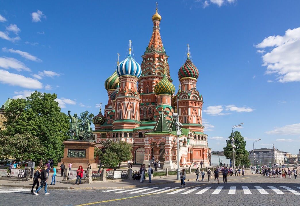 O arquiteto responsável foi Postnik Yakovlev, cuja obra se tornou referência incontestável para gerações posteriores e inspirou novas construções. A lenda, aliás, diz que Ivan teria cegado o construtor para que nunca fosse possível repetir tamanha beleza, embora historiadores considerem essa versão improvável. O mito, no entanto, reforça a aura de mistério que envolve a Catedral e contribui significativamente para sua fama internacional, tornando-a ainda mais fascinante para visitantes e estudio