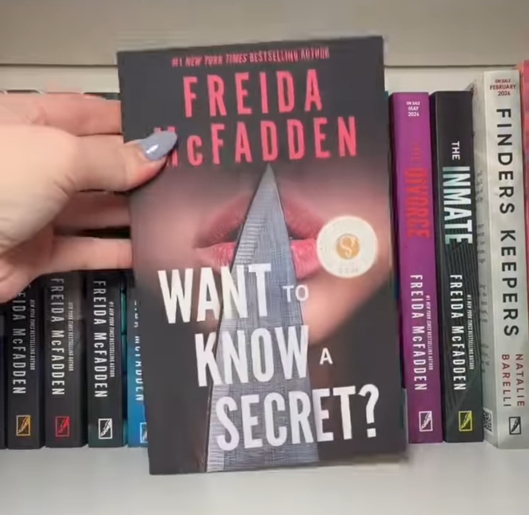 O estilo da autora mistura suspense psicológico com elementos de crítica social, criando narrativas intensas e provocativas que desafiam o leitor. Em suas obras, personagens comuns enfrentam situações extremas que revelam fragilidades humanas e dilemas morais profundos. Essa abordagem aproxima o público da trama e intensifica o impacto emocional, tornando suas histórias memoráveis.