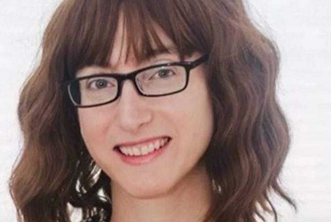Rainha dos thrillers: Freida McFadden terá novo livro lançado no Brasil