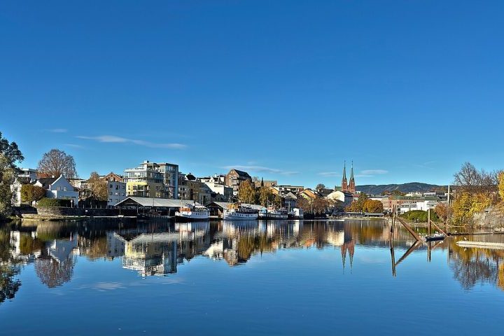 A presença de um socador de madeira junto aos recipientes reforça a tese de que o local funcionava como um ponto de armazenamento e preparo de argamassa. O material desempenhou um papel crucial na reconstrução de edifícios de pedra após os incêndios que atingiram o centro urbano. Devido à sua posição estratégica na rede de rios de Telemark, Skien se consolidou como um importante entreposto comercial para a Inglaterra e o norte da Europa.