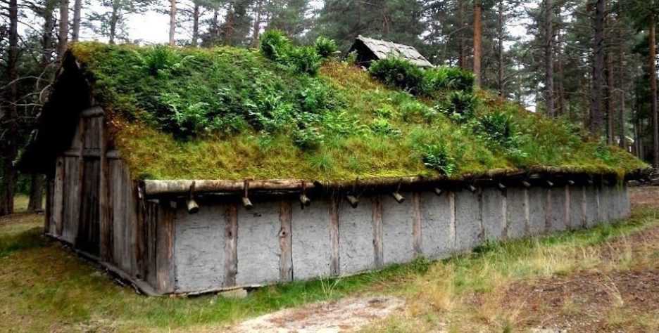 Longhouses, Islândia - Wikimedia Commons/Carl L. Thunberg for Ångermanlands fornminnesförening.