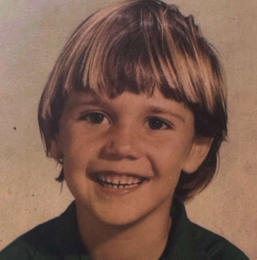 Supla, cujo nome de batismo é Eduardo Smith de Vasconcellos Suplicy e que também é conhecido pelo apelido “Papito”, nasceu no dia 2 de abril de 1966, em São Paulo. Filho dos políticos Marta Suplicy e Eduardo Matarazzo Suplicy, ele chegou a ajudar nas campanhas dos pais. Seu irmão, João Suplicy, também é cantor.