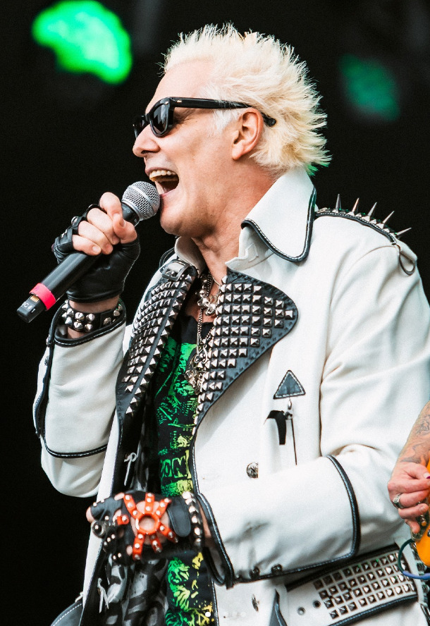 A seguir, conheça mais sobre o cantor. Conhecido como um dos nomes mais marcantes do rock no Brasil, Supla conquistou espaço com seu estilo, talento, carisma e autenticidade. Com décadas de carreira, ele tem músicas de sucesso como “Garota de Berlim” e “O Tempo Não Vai Curar”, além de também se destacar como ator, apresentador e personalidade de TV.
