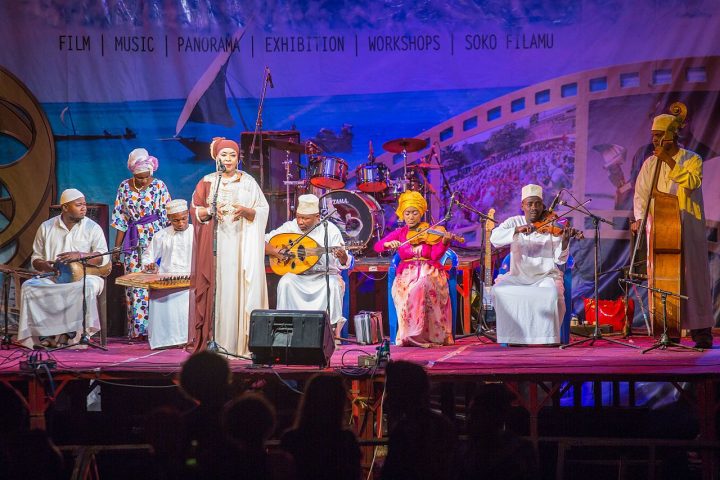 Além das belezas naturais, Zanzibar tem uma tradição musical marcante, especialmente ligada ao estilo taarab, que combina influências africanas e árabes. A culinária local valoriza frutos do mar, coco, arroz e especiarias cultivadas na própria região.