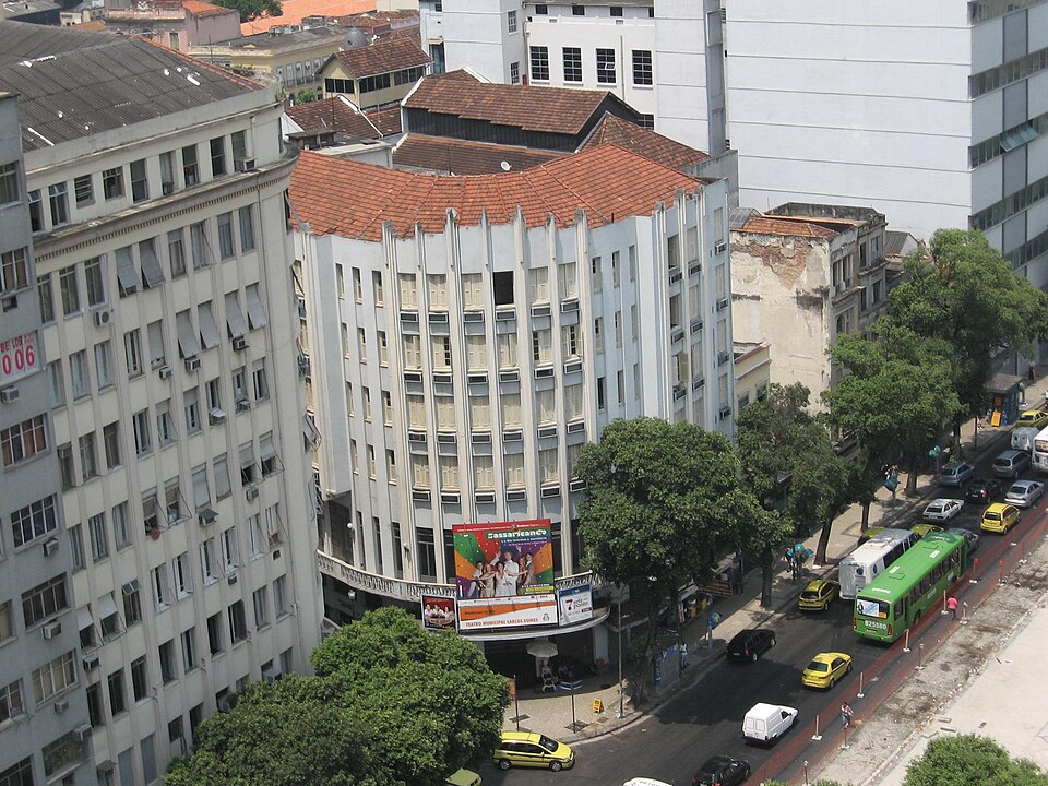 Em 1872, foi inaugurado no local o Teatro Cassino Franco Brasileiro, hoje conhecido como Teatro Carlos Gomes. Assim, a praça se tornou um importante centro de lazer e cultura da cidade, com teatros, restaurantes e espaços de convivência, até se consolidar como referência da vida urbana carioca.
